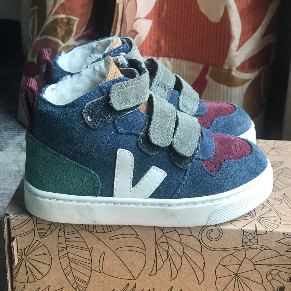 Veja v-10 toddler shoes size 8.5